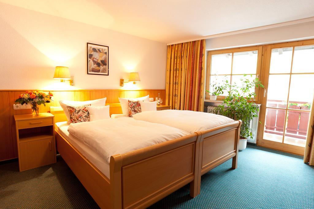 Familien- Und Wellnesshotel "Viktoria" Oberstdorf Esterno foto