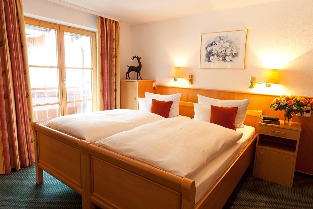 Familien- Und Wellnesshotel "Viktoria" Oberstdorf Esterno foto