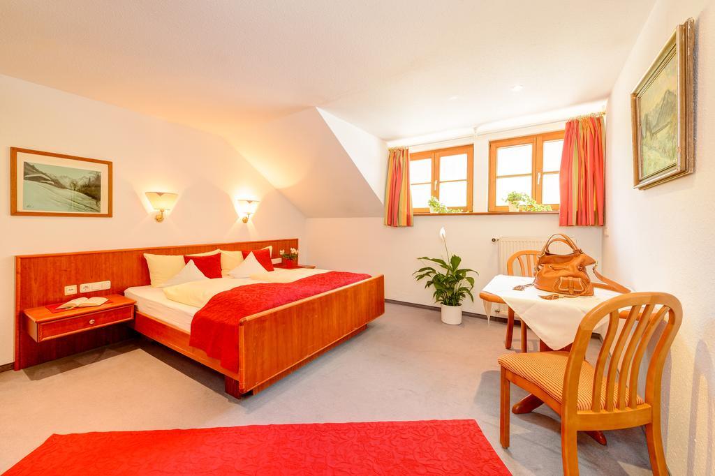 Familien- Und Wellnesshotel "Viktoria" Oberstdorf Esterno foto